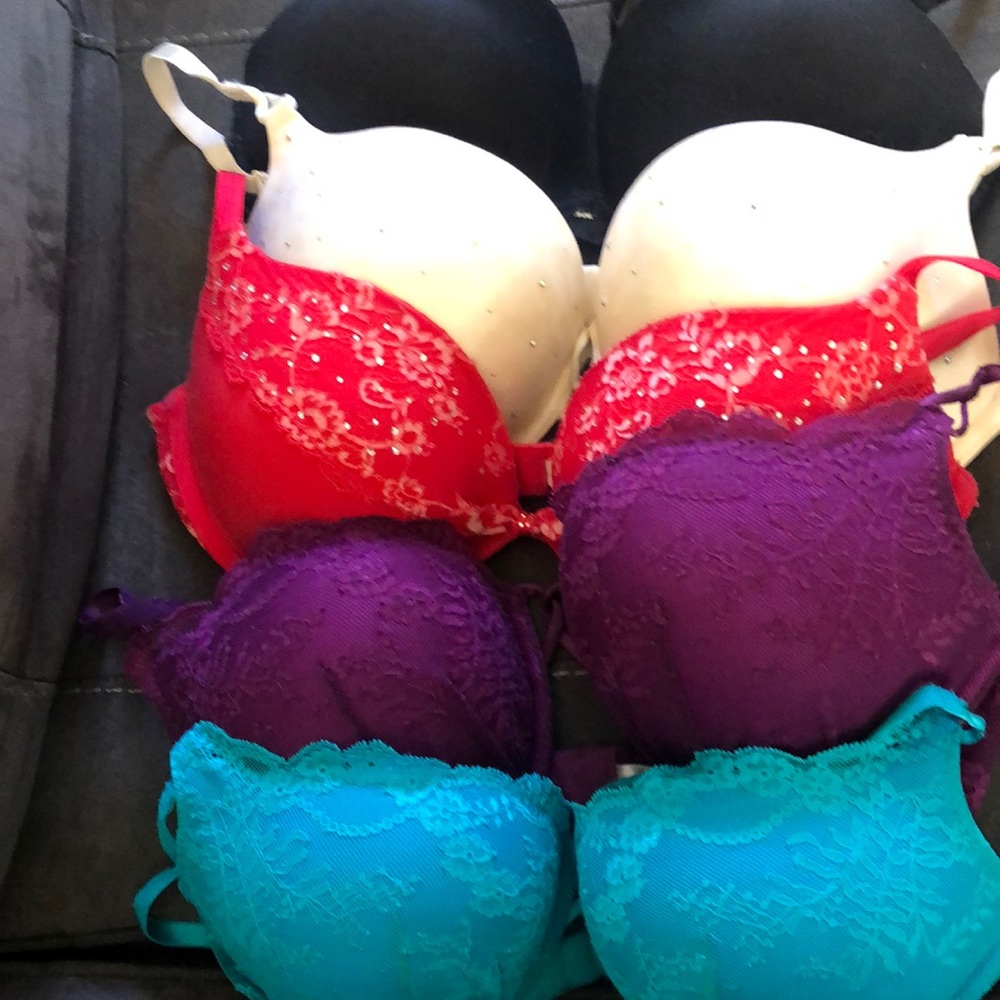 A lot of 5 VIctoria Secret Bras Price is Firm